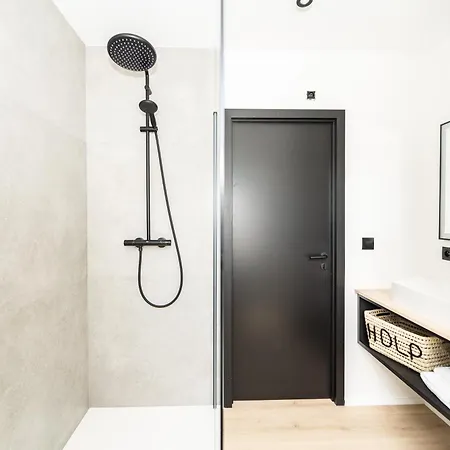 ホテル De La Poste ガディンヌ